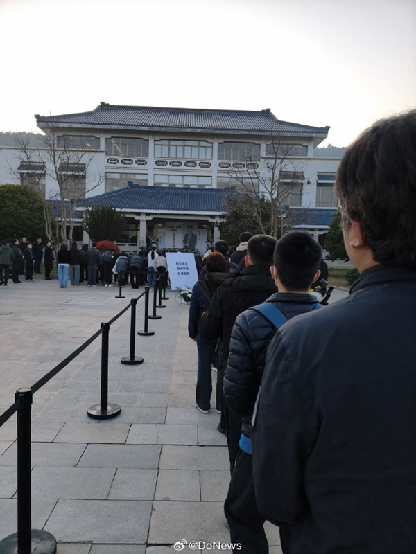 谢绝直播！张雪峰今日追悼会 全国各地万千学子来送别：现场一封手写信让人动容