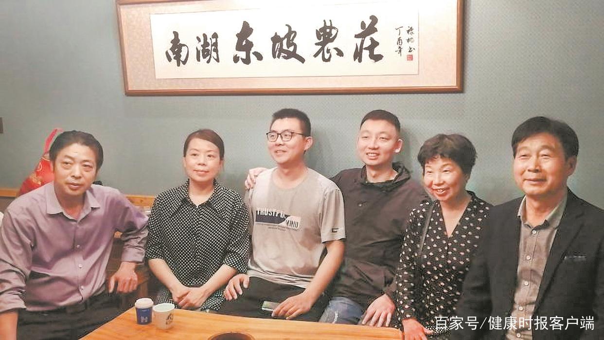 2020年,姚策与亲生父母相认,养父母和亲生父母一家人的相聚(来源于健康时报)