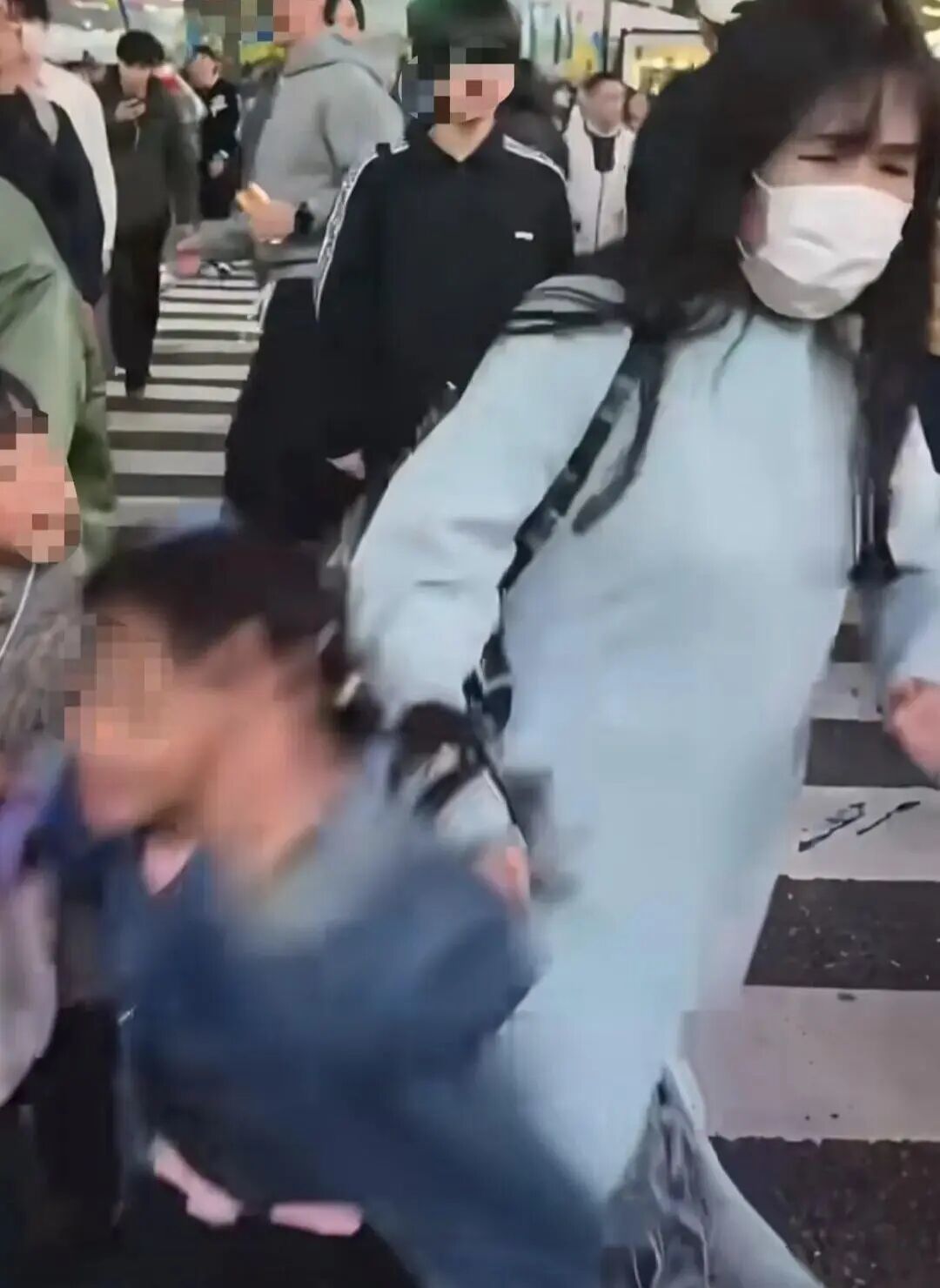 中国台湾母女遭遇“撞人族”视频截图