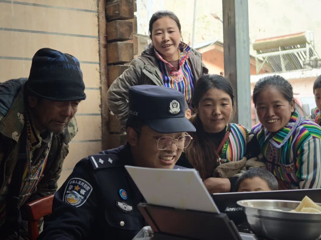 民警余润强正在为乡亲们打印照片。