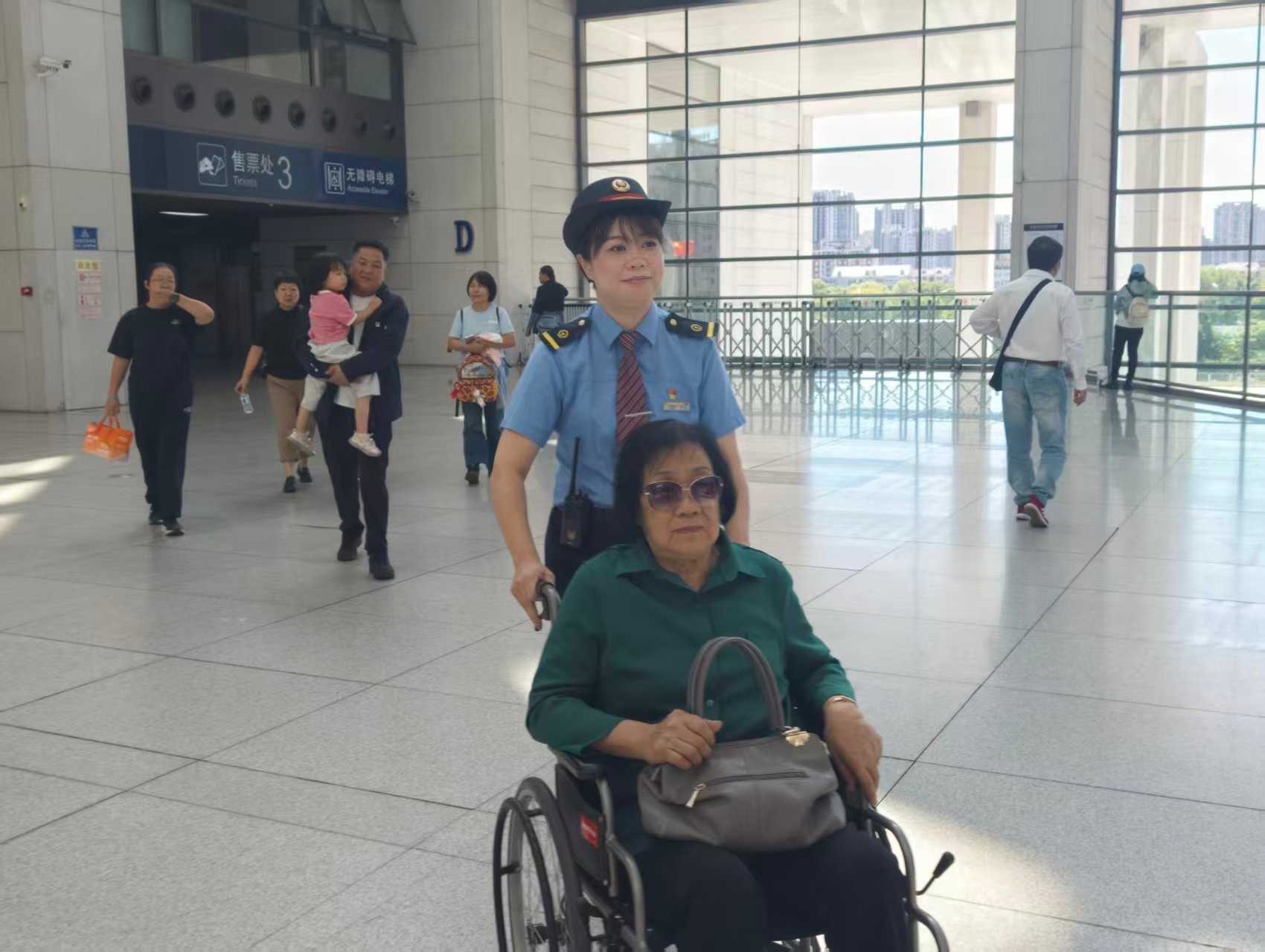 董佳丽国庆首日暖心服务重点旅客出行(央广网发 受访者供图)