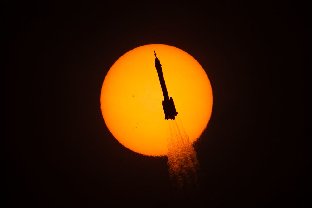 2025年11月25日，搭载神舟二十二号飞船的长征二号F遥二十二运载火箭，在酒泉卫星发射中心点火发射。神舟二十二号飞船与长征火箭成功分离并进入预定轨道，发射任务取得圆满成功。新华社发（葛利鑫 摄）