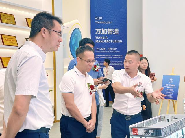 领导嘉宾参观集团总部。