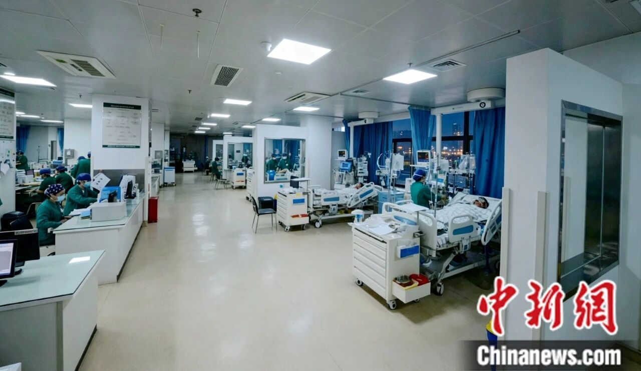 夜里，福建医科大学附属协和医院重症监护室护士们正在为患者守护，时时关注患者情况。福建医科大学附属协和医院 供图