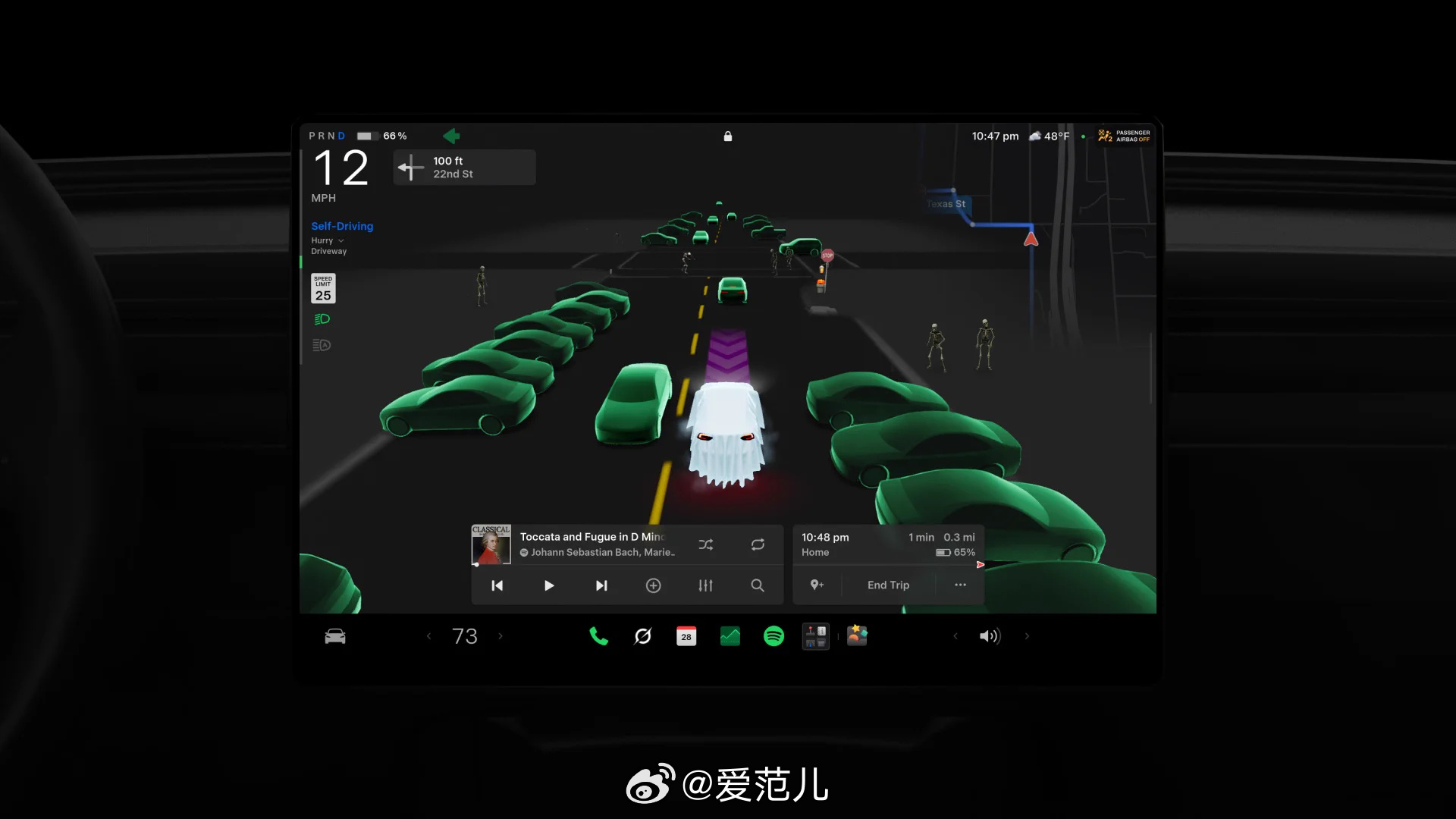 【特斯拉推出万圣节模式,可用车灯和音效迎接访客】 #特斯拉推出万圣节