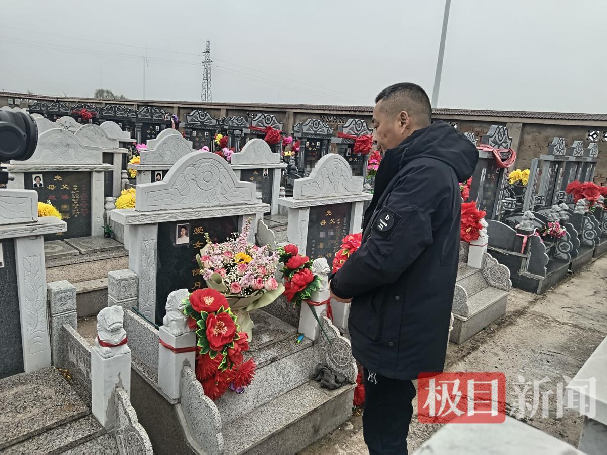 李胜在女儿墓前 （极目新闻记者肖名远摄）