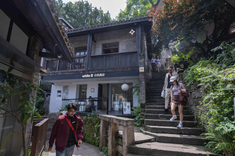 ↑ 4月23日，外籍游客在重庆市南岸区下浩里老街观光游玩。