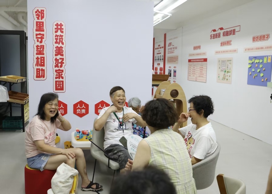 居民们在市民新村居民区党群服务站内聊天休闲