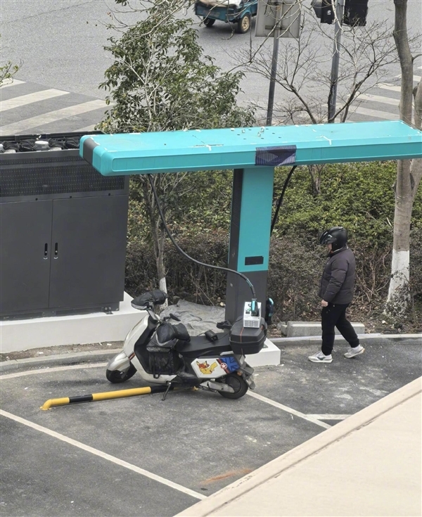 男子用比亚迪兆瓦闪充给电摩充电 博主：这是用巡航导弹打蚊子