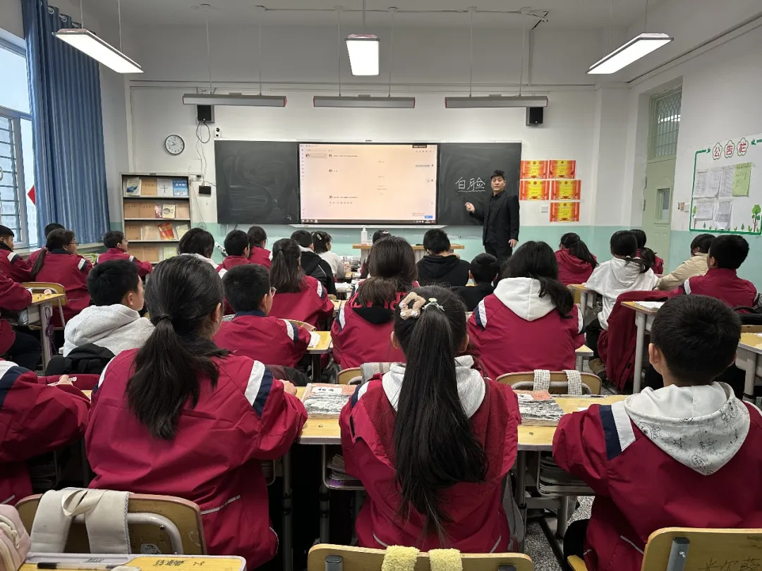 新湖中学援疆教师冯世昌在课堂上讲课。 白玉 摄.png