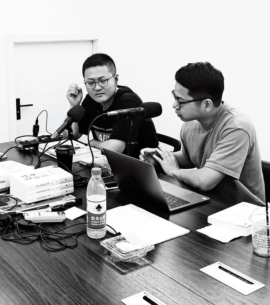 《忽左忽右》播客主播杨一(左)与程衍樑