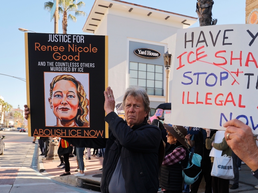 当地时间2026年1月10日,在美国加利福尼亚州洛杉矶县帕萨迪纳市,人们参加抗议反对移民和海关执法局(ICE)的活动。新华社 图