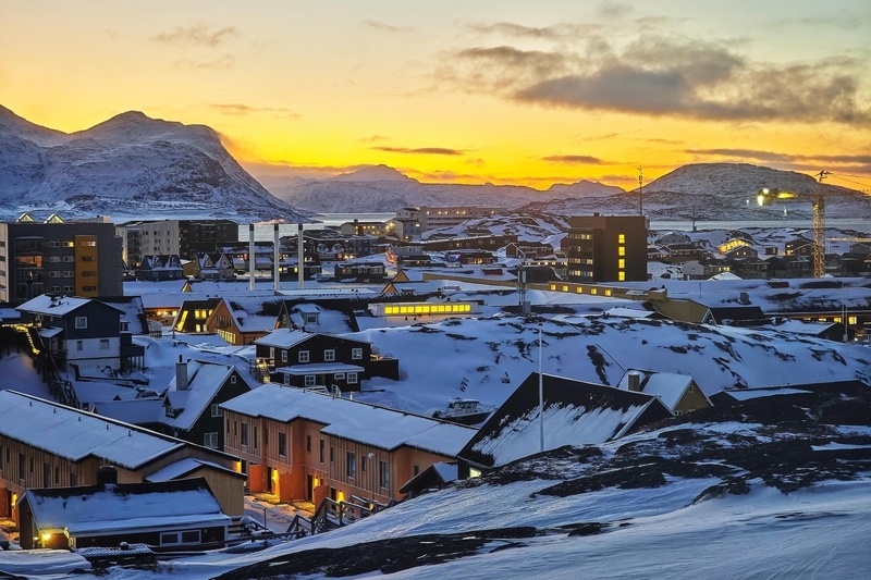 1月20日,格陵兰努克市上空的日出景象 IC Photo