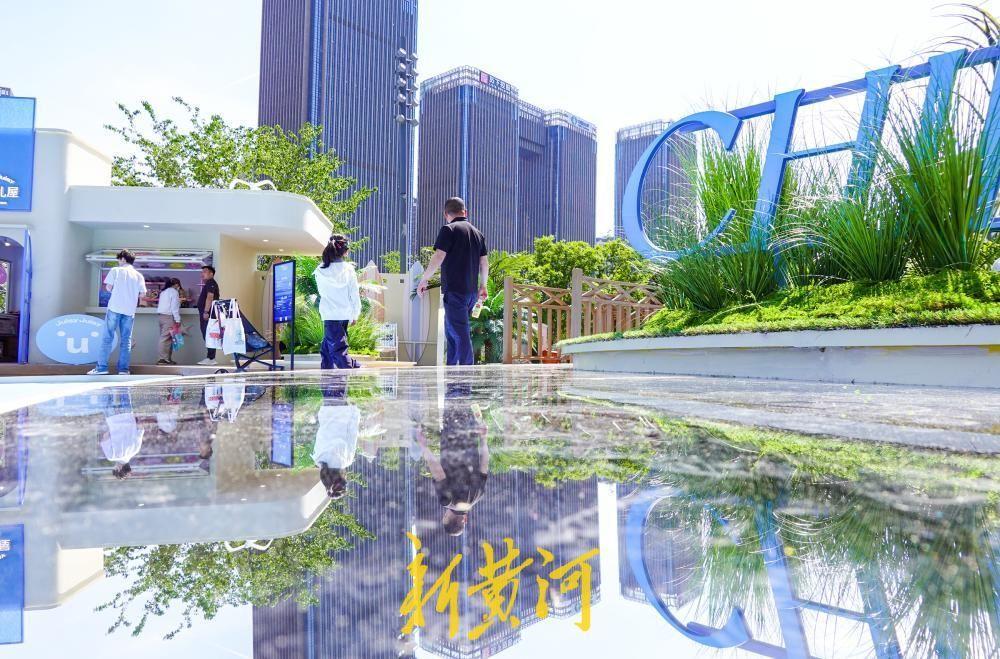 五一消费旺季将至 &nbsp;泉城商圈“吹”来海洋度假风
4月29日，随着五一假期的临近，泉城的节日氛围日益浓厚。为迎接即将到来的消费旺季，各大商家纷纷精心布置，推出特色