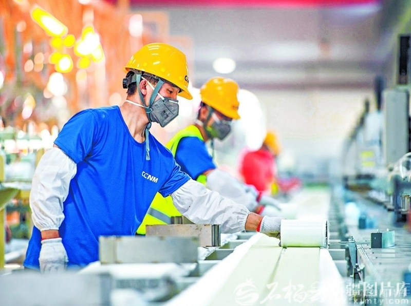 工人在位于昌吉国家高新技术产业开发区的新疆成飞新材料有限公司风电叶片生产基地作业。目前,该企业4条百米级风电叶片生产线正满负荷运转赶制订单产品,预计年产值可突破6亿元。何龙 摄