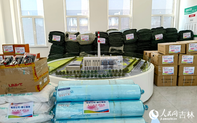 10月16日,德惠电投能源科技有限公司辅助取暖设备已到位,准备发放。人民网记者 马俊华摄