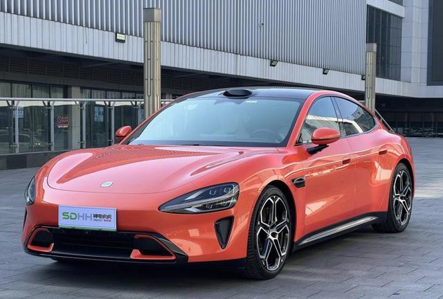 小米SU7车型定位为何尴尬，小米简单抄手机堆配置思路，忽略高端小众本质，我认为不可取-有驾