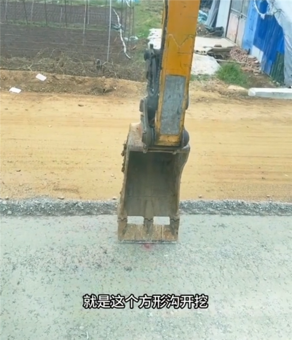 起猛了!挖掘机也带智驾自动挖沟 网友:蓝翔还能开几年