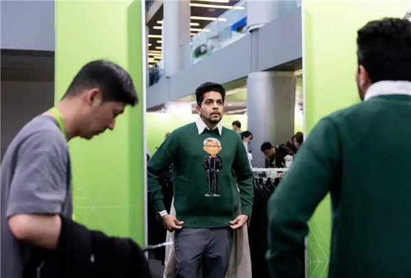 英伟达178美元黄仁勋毛衣走红 CEO粉丝经济崛起：国内网友求出雷军余承东等大佬的