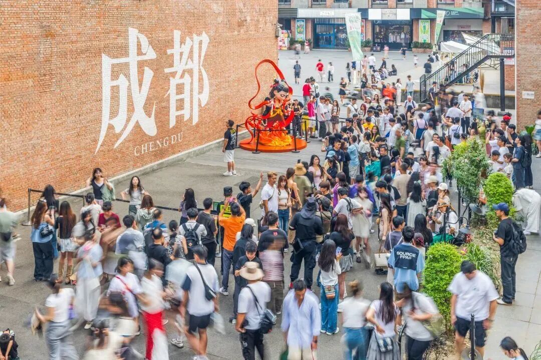市民游客在东郊记忆打卡哪吒装置 摄影 林漫