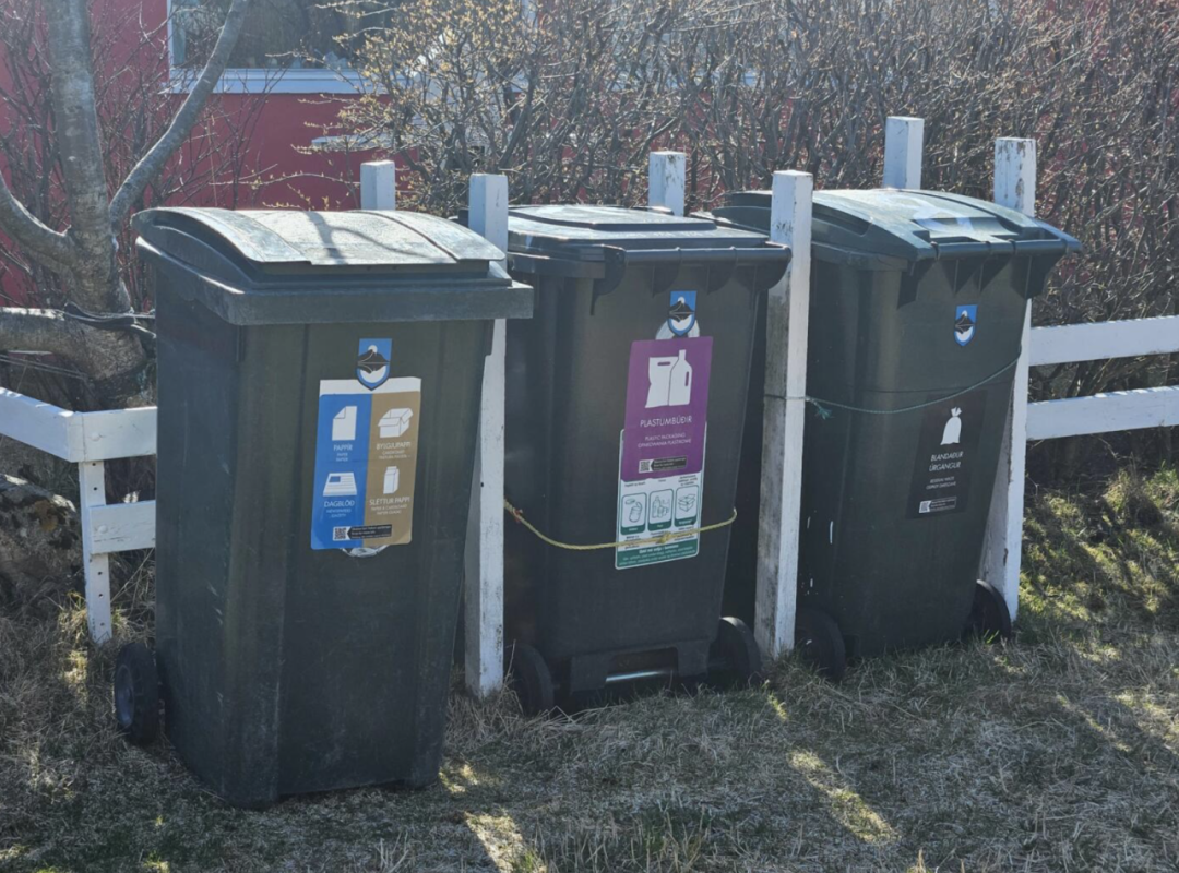 等待数月后,贴得并不规整的垃圾桶标签/受访者提供