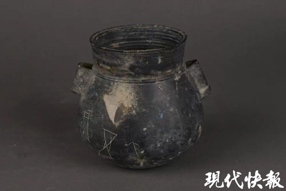 苏州吴文化博物馆藏黑衣陶刻符贯耳罐