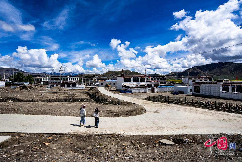 从安置帐篷到重建新居,夏拉苏村如今已经重新点亮万家灯火。中国网记者 郑亮摄