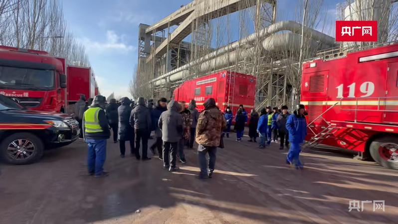 包钢板材厂爆炸事故救援现场(央广网记者 魏全民 摄)