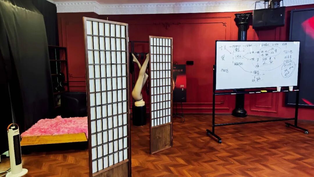 教室屏风后摆放着各式各样的道具。本版图/受访者提供