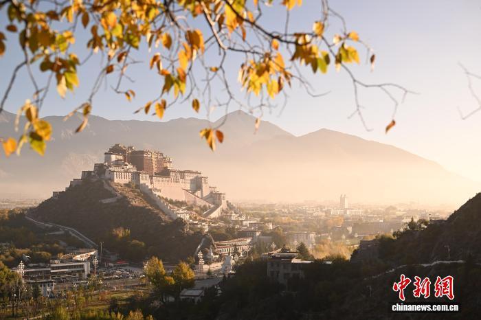 图为清晨中的布达拉宫。贡嘎来松 摄