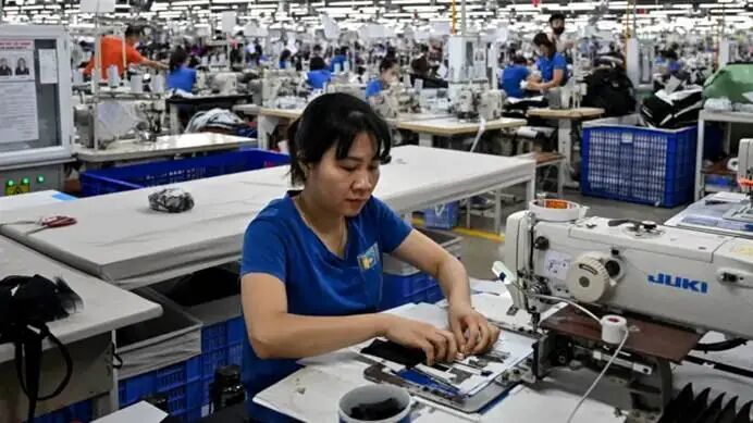 越南出口受特朗普关税打击,如今对华贸易逆差也大幅增加。(图源:法新社)