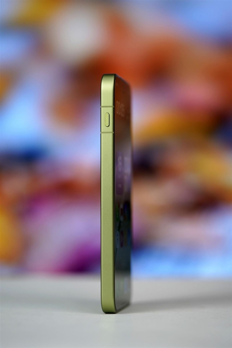 小屏不妥协配置反升级！一加15T手机深度评测：小巧玲珑的满血性能旗舰