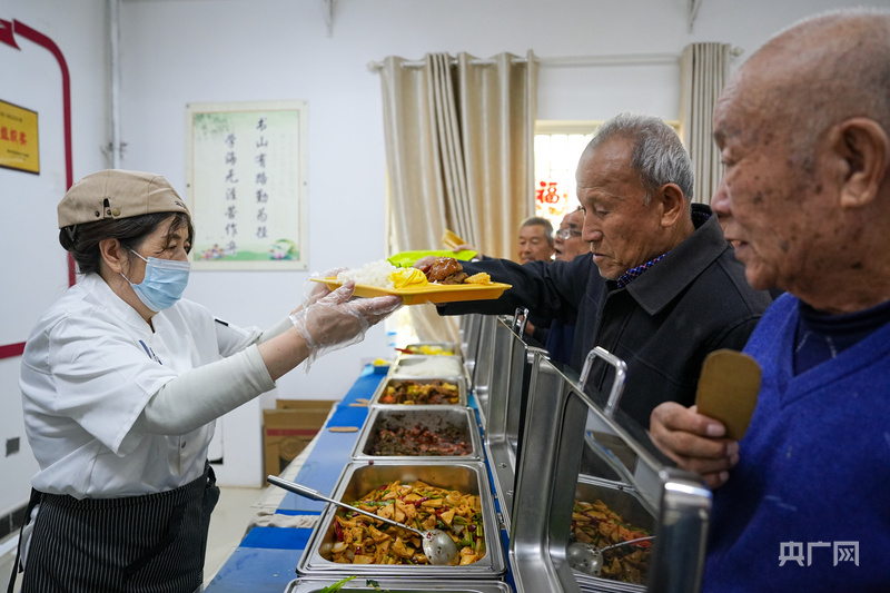 老人们排队取餐 (央广网记者 丁安 摄)