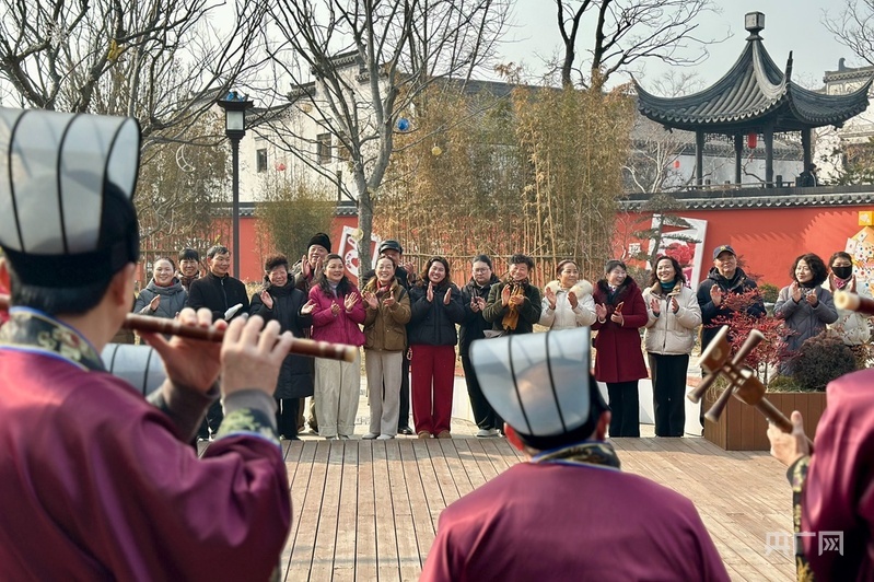 锣鼓声起，游客纷纷驻足（央广网记者 顾炀威 摄）