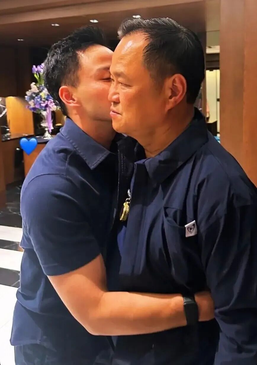 ·佩克(左)与阿努廷拥抱。(泰国《每日新闻》)