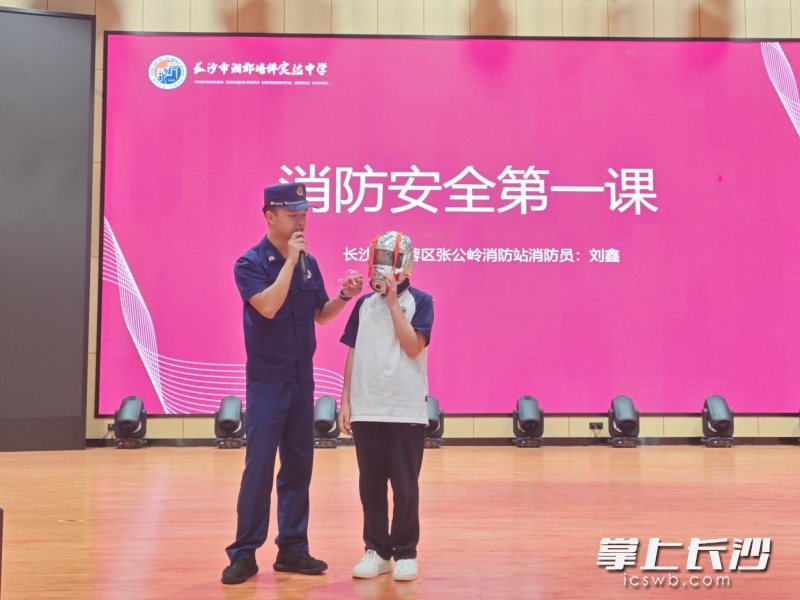 消防宣传员在校园进行宣讲。 均为通讯员供图
