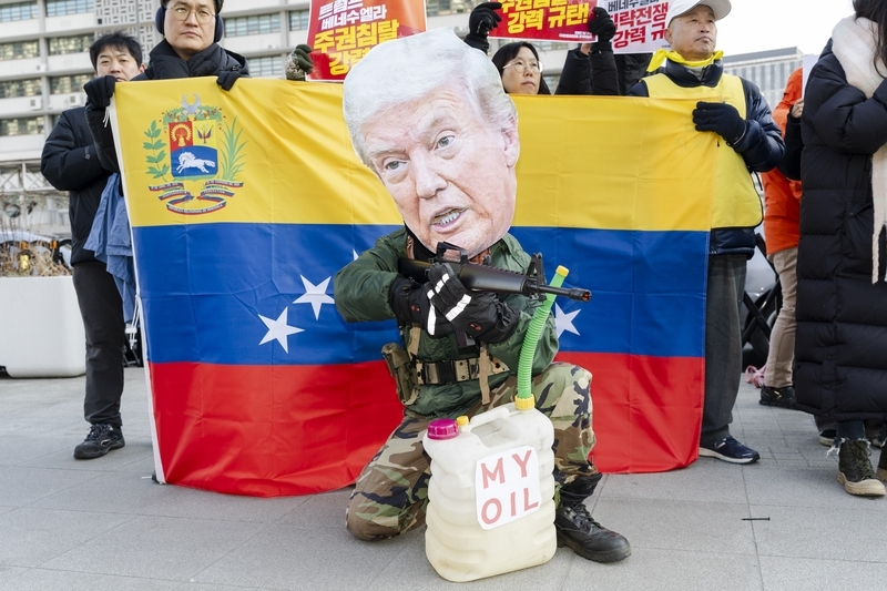 今年1月，美国绑架马杜罗后，首尔民众聚集在美国大使馆前抗议 东方IC