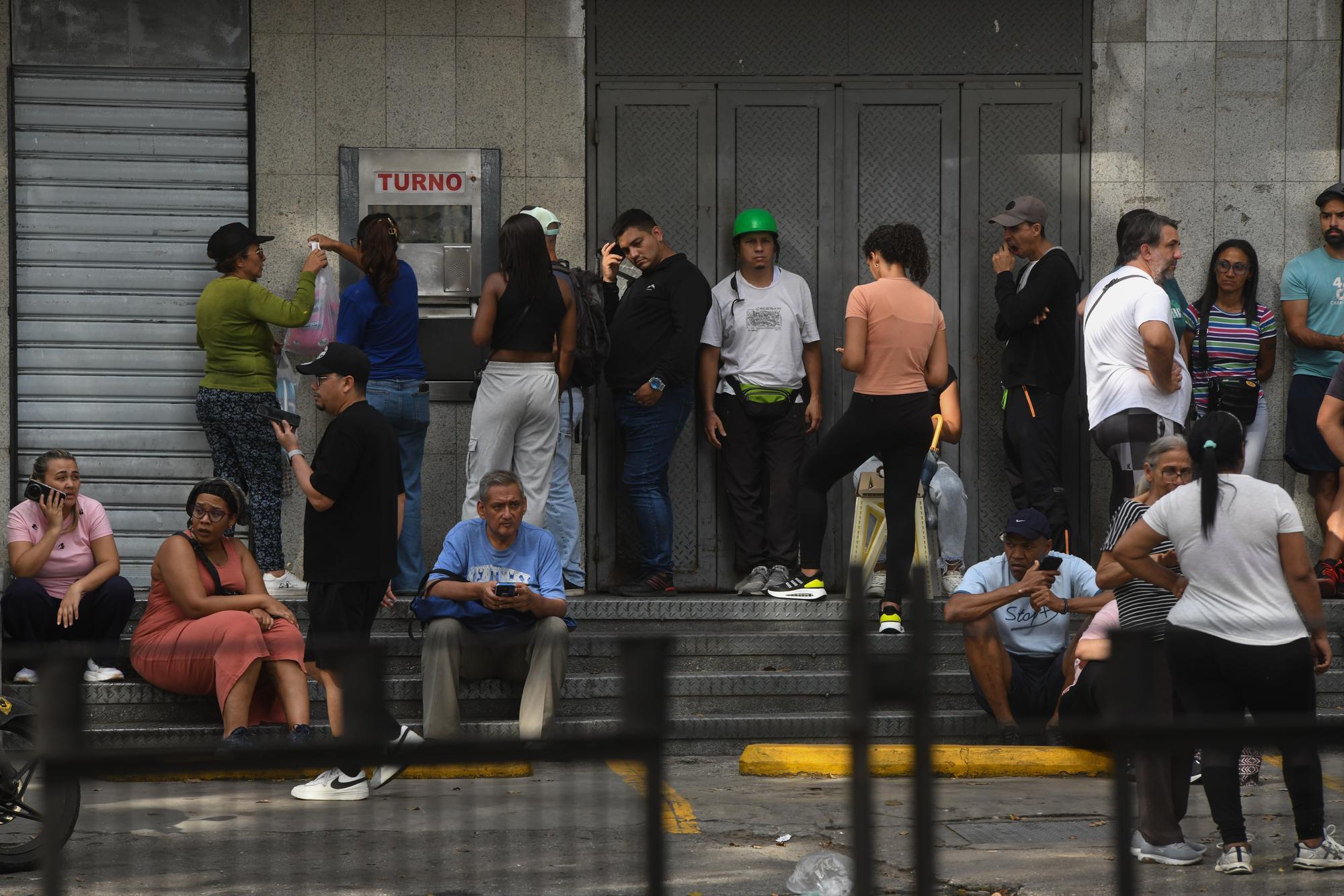 1月3日,在委内瑞拉首都加拉加斯,民众在一家药店前排队等候。新华社发(马科斯·萨尔加多摄)