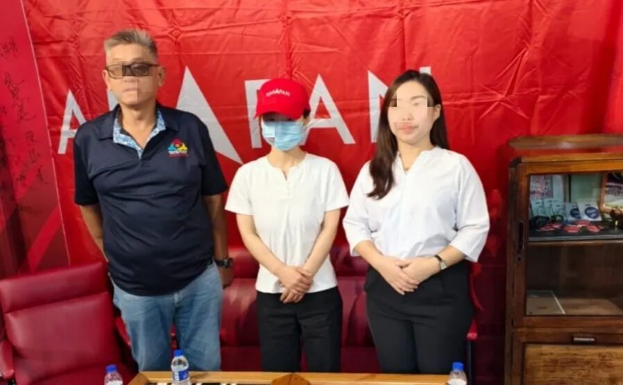 中国女子“小赵”（中）在召开记者会，讲述被骗过程。（图源马来西亚《东方日报》）