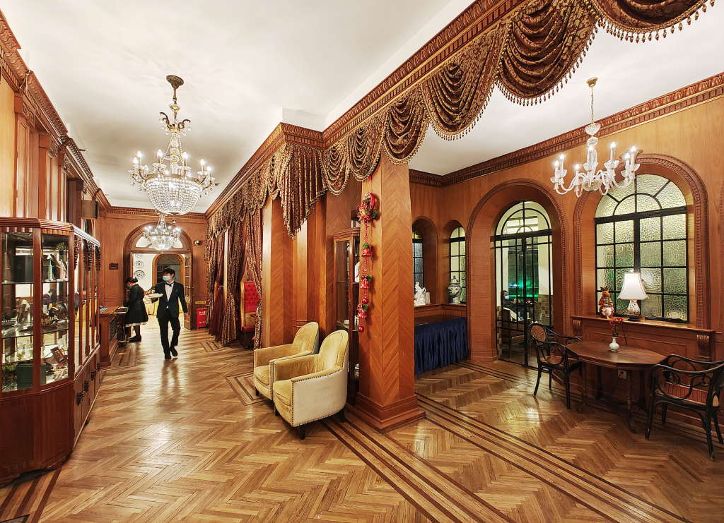 上海马勒别墅内景。楼梯、地板、壁板多为柚木，均呈红褐色，雕刻装饰带西方风味。视觉中国　图