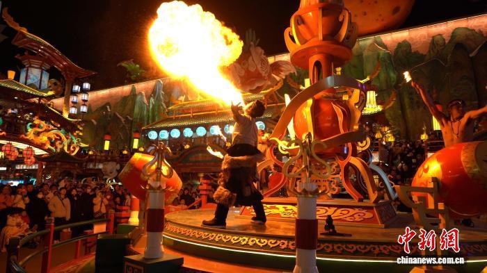 跨年期间,青岛山海间不夜城主题街区吸引游客前来观光。王禹 摄