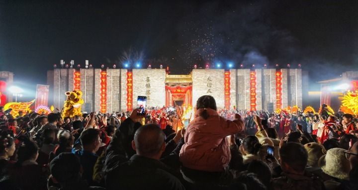 2025年春节期间来到喜镇苏庄观看民俗表演的游客。（受访者供图）