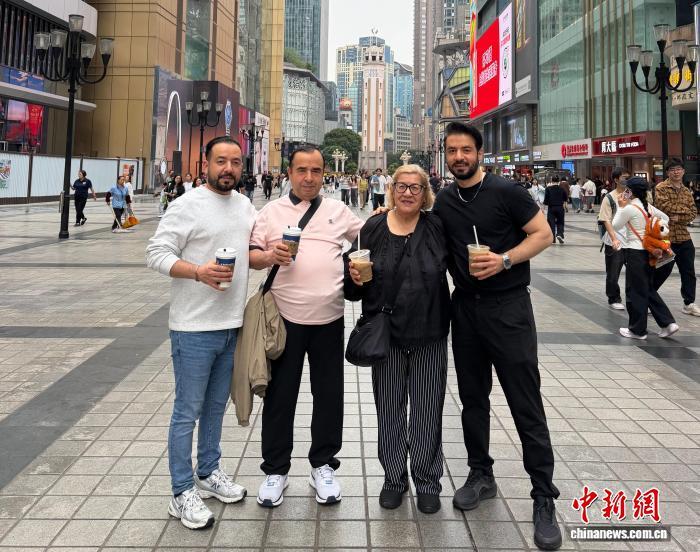 4月5日,土耳其青年欧弟(右一)与家人在重庆解放碑商圈合影。(受访者供图)