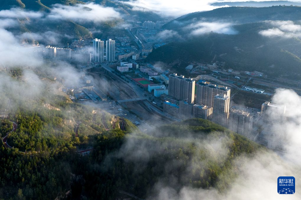 这是10月1日拍摄的陕西省延安市吴起县景色（无人机照片）。新华社记者 邹竞一 摄