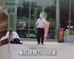 一特斯拉车主不认可维修质量 遭员工伸腿拦车！门店回应：核实中
