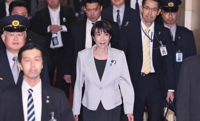 高市终于感到疼了，中国6个月一点不松口，外媒：将日本逼入困境