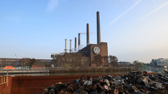 2026 年 3 月 10 日，德国沃尔夫斯堡，大众汽车工厂附近驳船上的废金属。