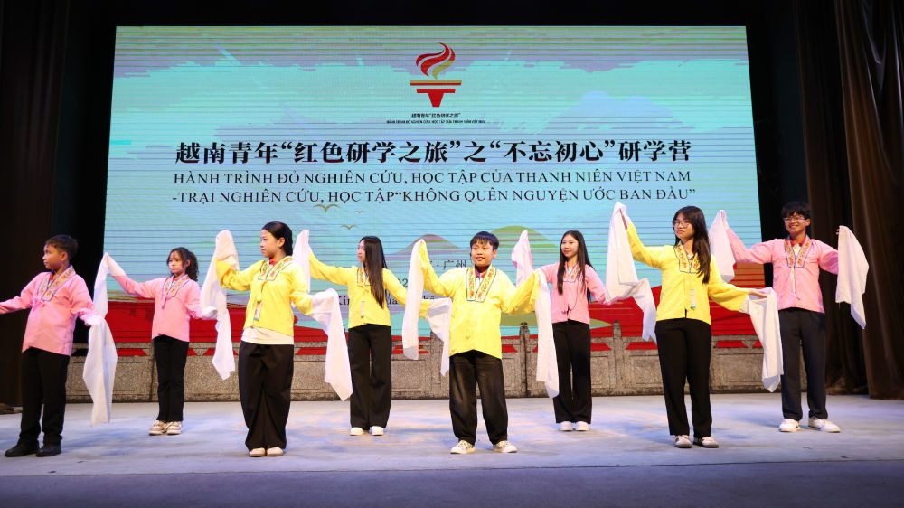 ↑ 4月12日，越南青年“红色研学之旅”之“不忘初心”研学营成员在广州粤剧艺术博物馆体验粤剧表演。
