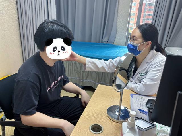 湖南省第二东说念主民病院整形好意思容皮肤科副主任医师李彩华在看诊患者。受访者供图