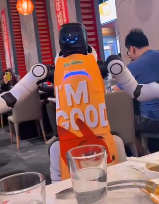 美国一海底捞门店机器人跳舞时变掀桌子 三名服务员都拉不住